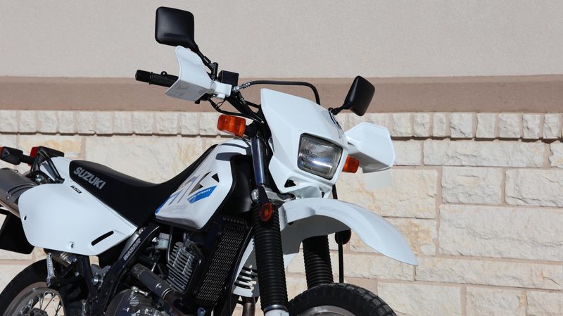 2025 Suzuki DR650S SOLID SPECIAL WHITE NO 2Image 3