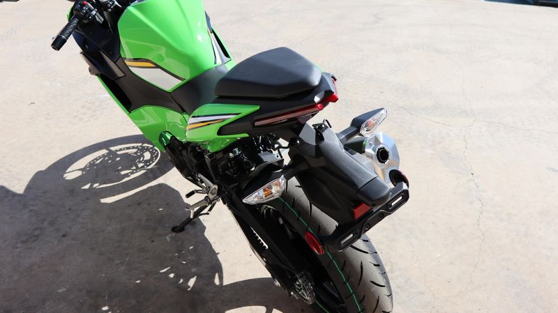 2025 Kawasaki NINJA 500 KRT EDITION LIME GREEN AND EBONY AND PEARL BLIZZARD WHITEImage 9