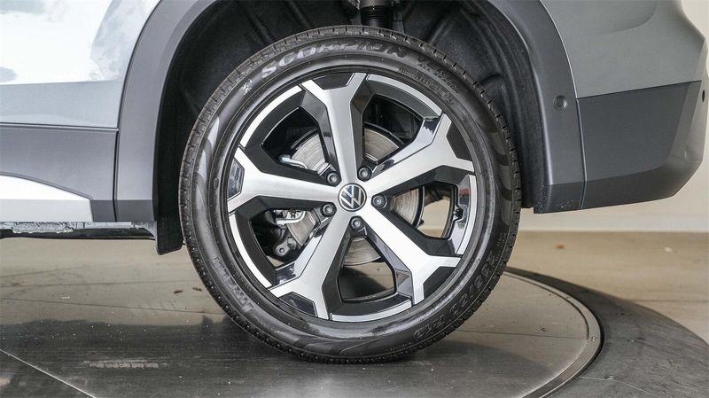New 2025 Volkswagen Tiguan 2.0T SEImage 9