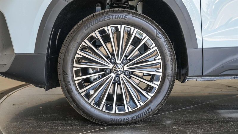 New 2025 Volkswagen Taos 1.5T SEImage 10