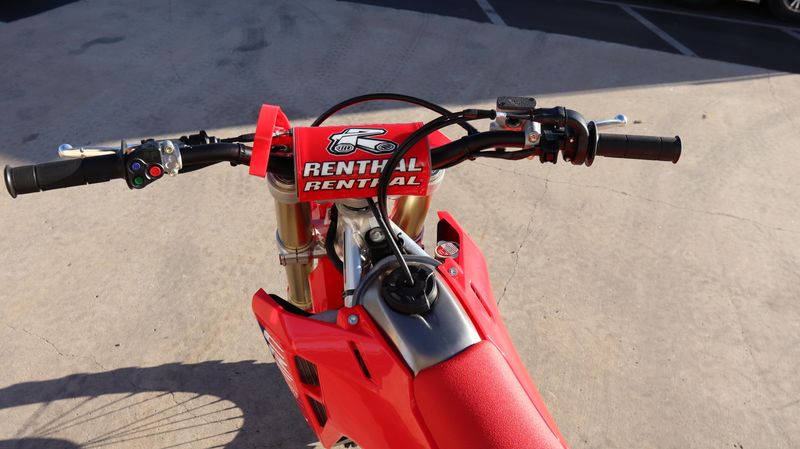 2025 Honda CRF250R REDImage 8