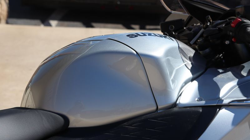 2025 Suzuki HAYABUSA METALLIC MYSTIC SILVER AND PEARL VIGOR BLUEImage 9