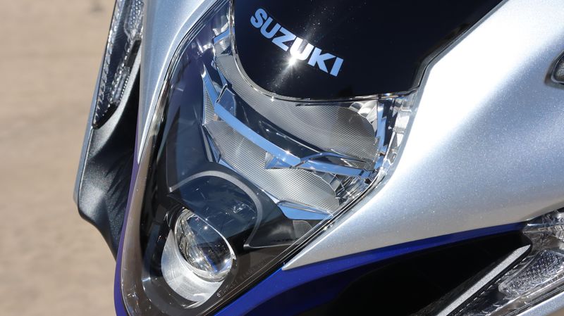 2025 Suzuki HAYABUSA METALLIC MYSTIC SILVER AND PEARL VIGOR BLUEImage 15