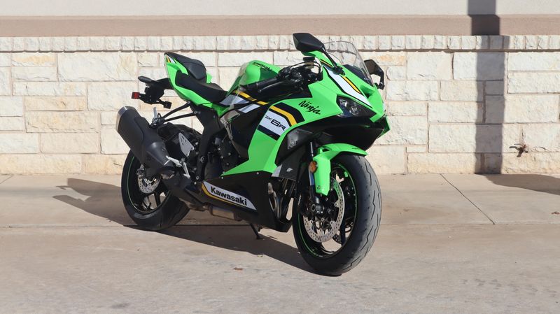 2025 Kawasaki NINJA ZX6R KRT EDITION LIME GREEN AND EBONY AND PEARL BLIZZARD WHITEImage 1