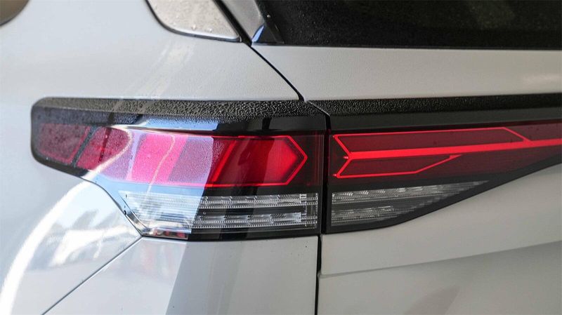 New 2025 Volkswagen Tiguan 2.0T SEImage 8