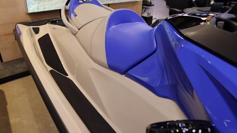 2025 SEADOO WAKE PRO 230 WITH SOUND SYSTEM IDF SAND AND DAZZLING BLUE Image 4
