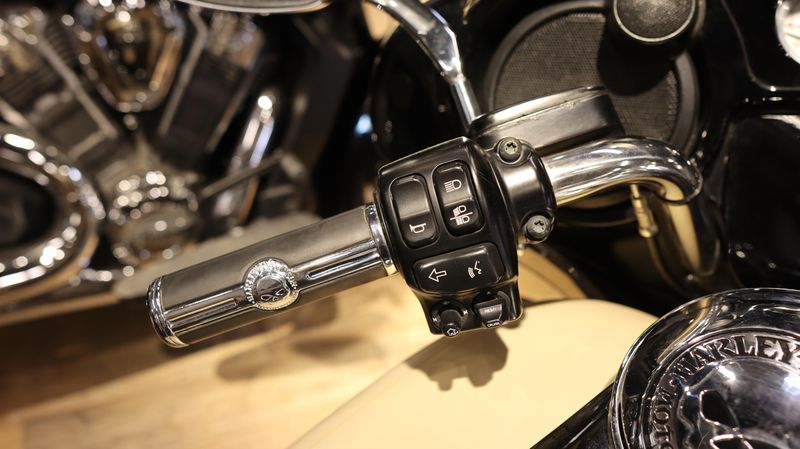 2014 HARLEY Street Glide Special Image 3