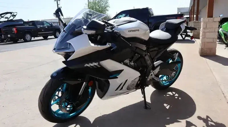 2025 CFMOTO 675SS NEBULA WHITE Image 5