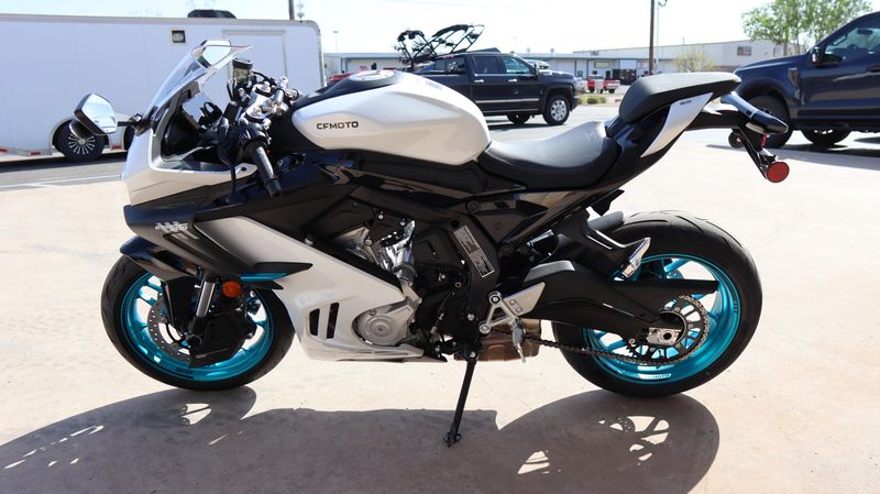 2025 CFMOTO 675SS NEBULA WHITE Image 6