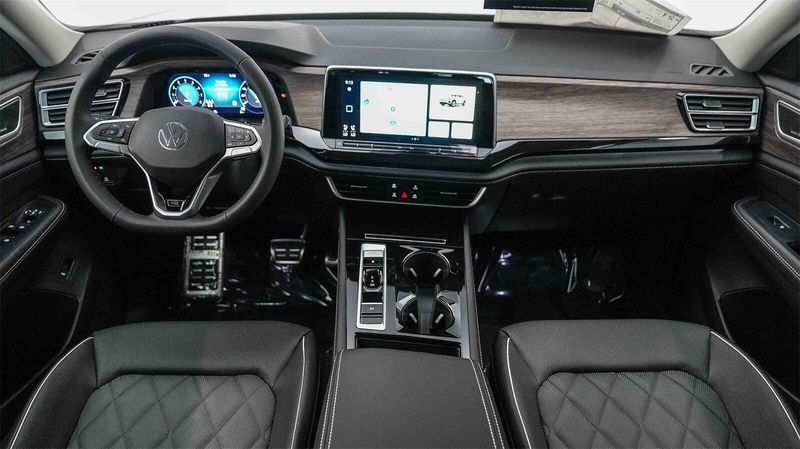 New 2026 Volkswagen Atlas 2.0T SEL Premium R-LineImage 13