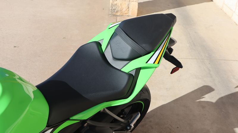 2025 Kawasaki NINJA ZX6R KRT EDITION LIME GREEN AND EBONY AND PEARL BLIZZARD WHITEImage 15