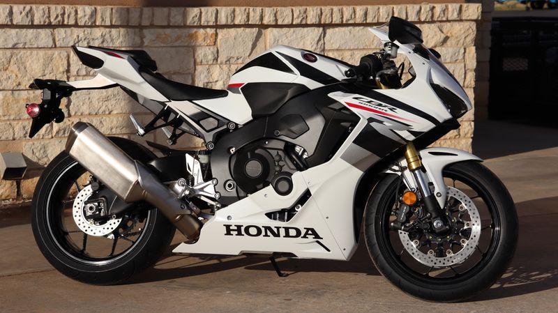 2025 Honda CBR1000RR PEARL WHITEImage 2