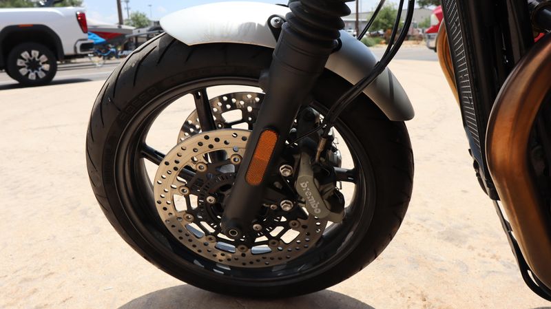 2020 Triumph Speed Twin 1200 Base Image 16