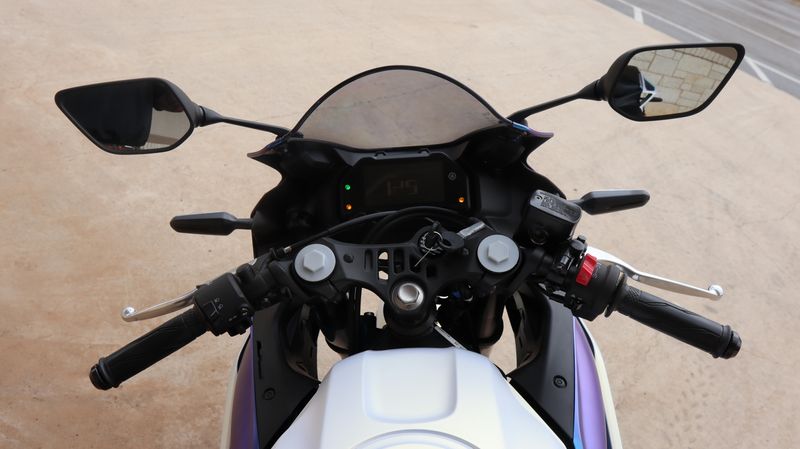 2025 Yamaha YZFR3 ABS LUNAR WHITE AND NEBULA BLUE Image 11