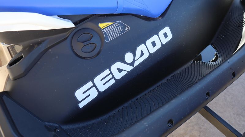 2025 SEADOO SPARK TRIXX FOR 3 WITH SOUND SYSTEM SAND AND DAZZLING BLUE Image 3