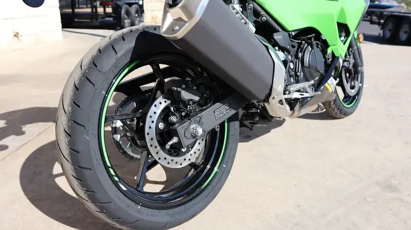 2025 Kawasaki NINJA 500 KRT EDITION SE ABS LIME GREEN AND EBONY AND PEARL BLIZZARD WHITE Image 8