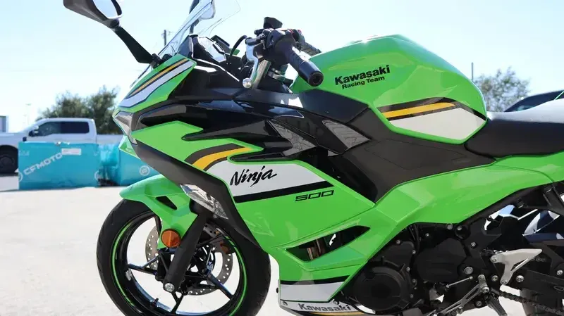 2025 Kawasaki NINJA 500 KRT EDITION SE ABS LIME GREEN AND EBONY AND PEARL BLIZZARD WHITE Image 6