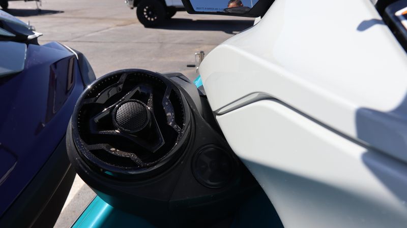 2025 SEADOO GTI SE 170 WITH SOUND SYSTEM IDF TEAL BLUE AND MANTA GREEN Image 5