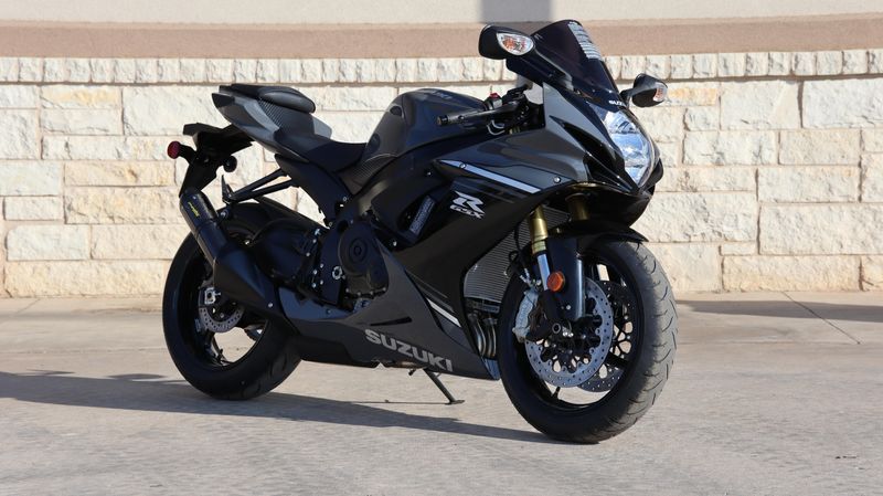 2025 Suzuki GSXR750 SOLID IRON GRAY AND GLASS SPARKLE BLACKImage 1