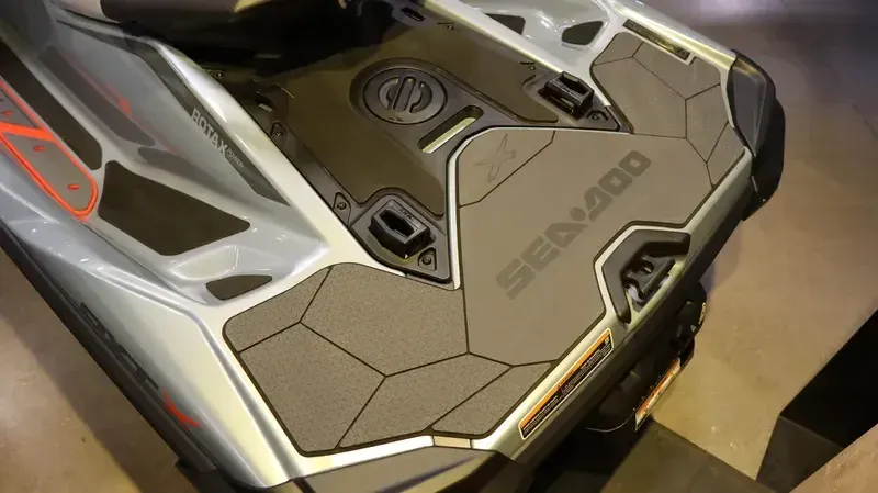 2025 SEADOO RXTX 325 WITH SOUND SYSTEM ICE METAL AND MANTA GREEN Image 9