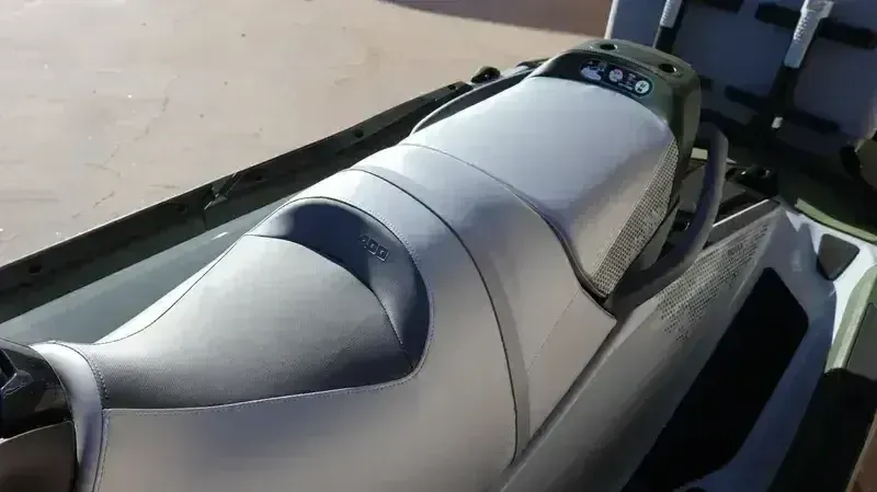 2025 SEADOO FISHPRO APEX 300 WITH SOUND SYSTEM IDF SHARK GREY AND NORI GREEN Image 4