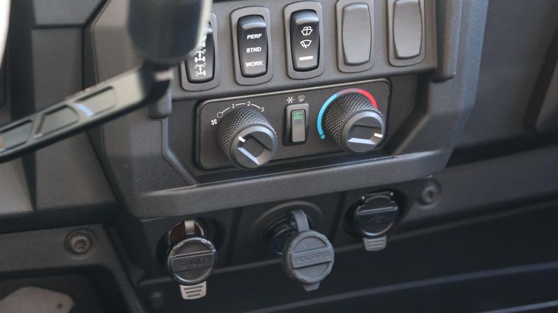 2025 Polaris RANGER CREW XP 1000 NORTHSTAR EDITION PREMIUM STEALTH GRAY Image 5