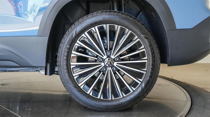 New 2025 Volkswagen Taos 1.5T SEImage 9