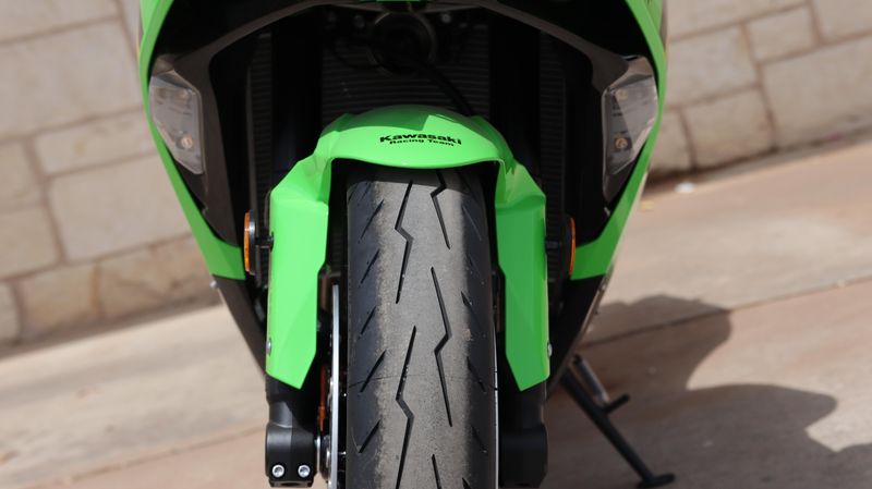 2025 Kawasaki NINJA ZX6R KRT EDITION LIME GREEN AND EBONY AND PEARL BLIZZARD WHITE Image 9