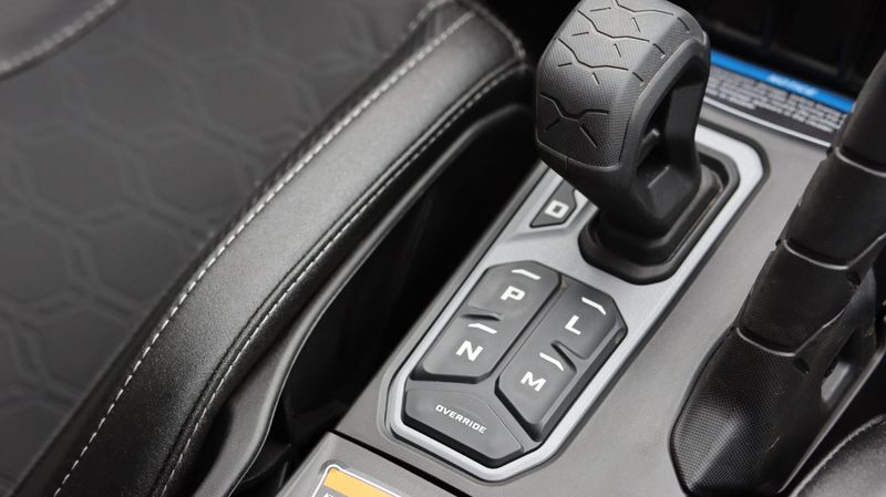 NEW 2026 CAN-AM MAVERICK R MAX X WITH SMARTSHOX 999T DCT Image 9