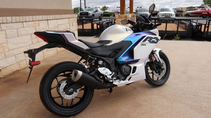 2025 Yamaha YZFR3 ABS LUNAR WHITE AND NEBULA BLUE Image 3