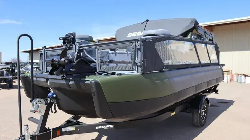 2025 SEADOO SWITCH FISH 21 230HP PAINTED TRAILER WILDERNESS GREEN Image 2