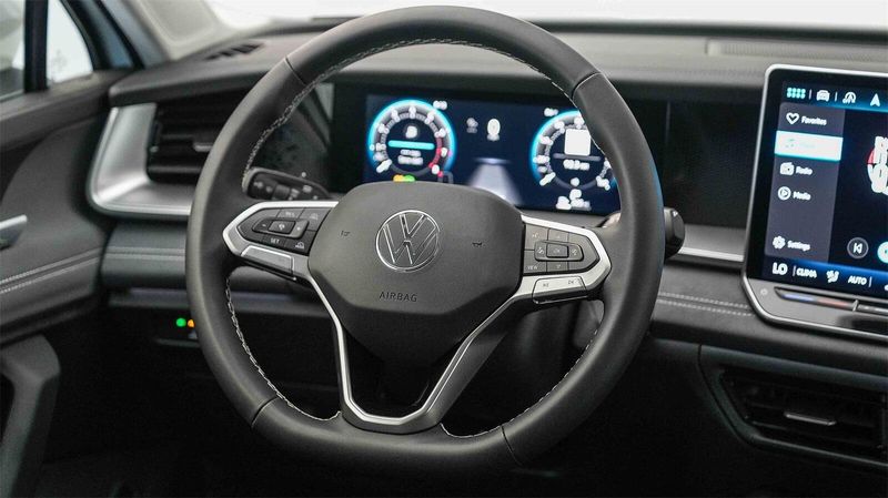 New 2025 Volkswagen Tiguan 2.0T SEImage 16