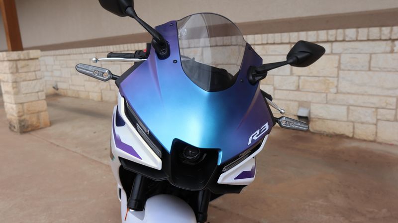 2025 Yamaha YZFR3 ABS LUNAR WHITE AND NEBULA BLUE Image 15