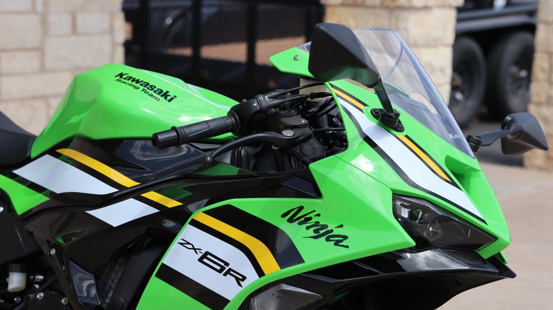 2025 Kawasaki NINJA ZX6R KRT EDITION ABS LIME GREEN AND EBONY AND PEARL BLIZZARD WHITE Image 11