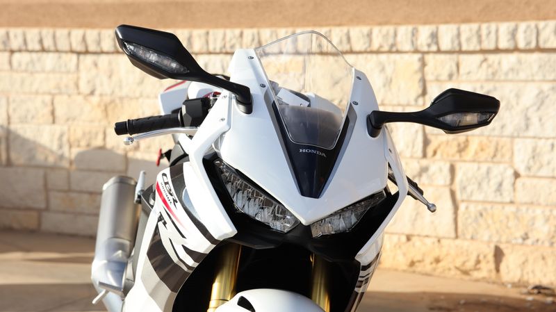 2025 Honda CBR1000RR PEARL WHITEImage 4