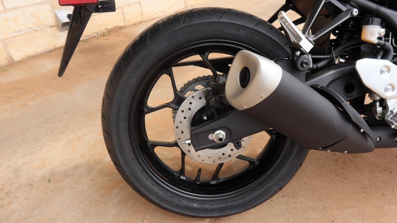 2025 Yamaha YZFR3 ABS LUNAR WHITE AND NEBULA BLUE Image 13
