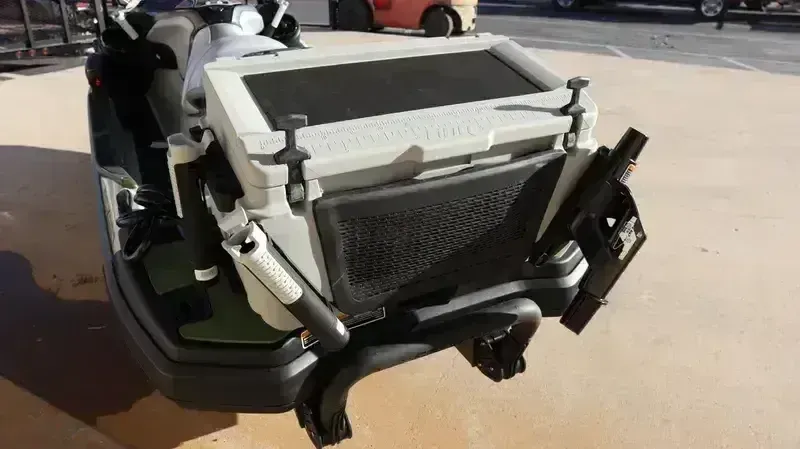 2025 SEADOO FISHPRO APEX 300 WITH SOUND SYSTEM IDF SHARK GREY AND NORI GREEN Image 15