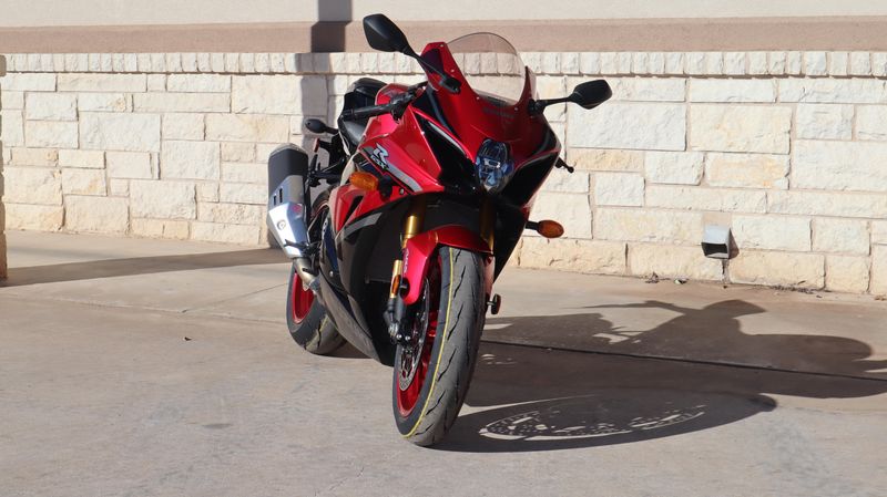 2025 Suzuki GSXR1000R CANDY DARING RED AND GLASS SPARKLE BLACKImage 3