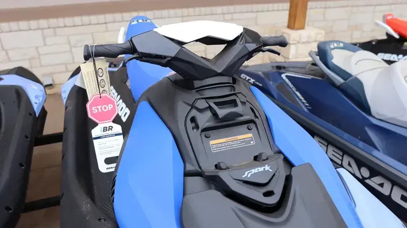 2025 SEADOO SPARK FOR 3 CONVENIENCE PACKAGE WITH SOUND SYSTEM DAZZLING BLUE AND VAPOR BLUE Image 6