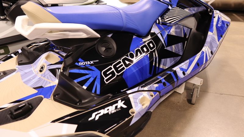 2025 SEADOO SPARK TRIXX FOR 3 SAND AND DAZZLING BLUE Image 6