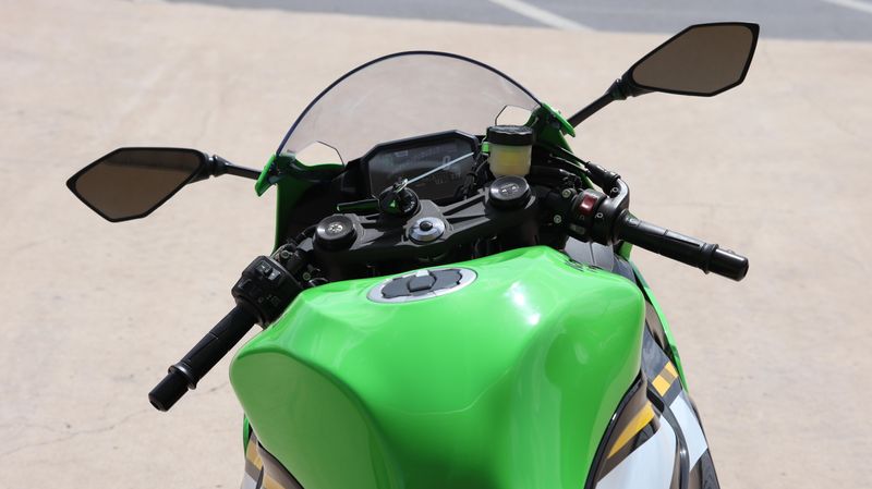 2025 Kawasaki NINJA ZX6R KRT EDITION ABS LIME GREEN AND EBONY AND PEARL BLIZZARD WHITE Image 27