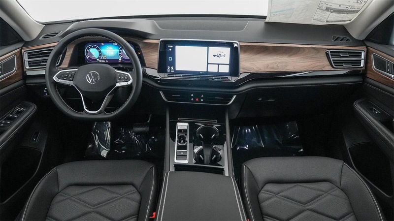New 2025 Volkswagen Atlas 2.0T SE w/TechnologyImage 13