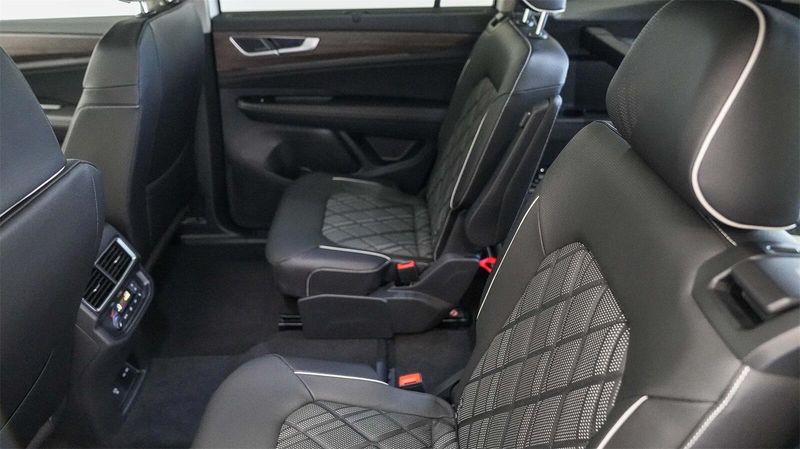 New 2025 Volkswagen Atlas 2.0T SEL Premium R-LineImage 18