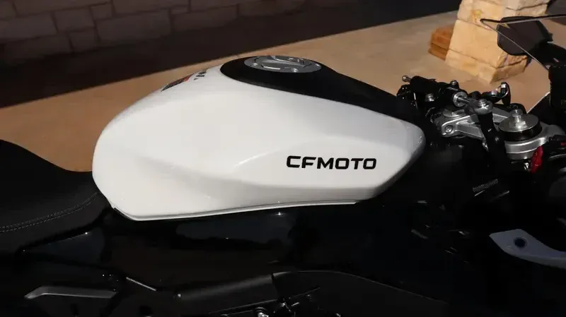 2025 CFMOTO 675SS NEBULA WHITE Image 13