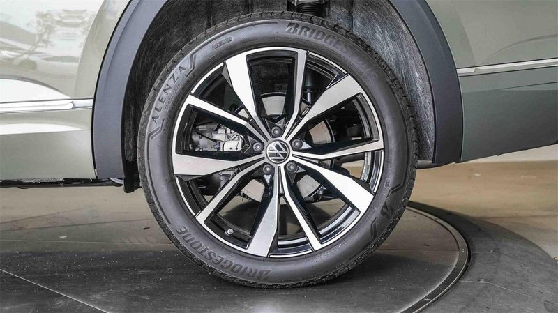 New 2026 Volkswagen Atlas 2.0T SEL Premium R-LineImage 9