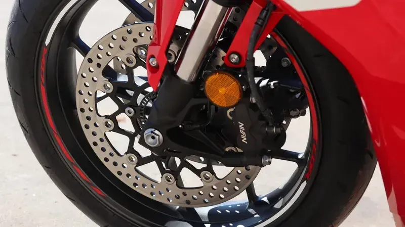 2025 Honda CBR650R ECLUTCH GRAND PRIX RED Image 14