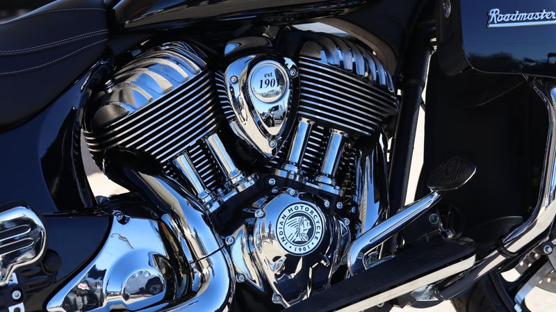 NEW 2025 INDIAN MOTORCYCLE ROADMASTER DARK HORSE NARA BRONZE SMOKE Image 6