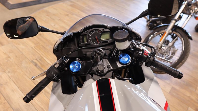 2025 Honda CBR600RR DEEP PEARL GRAY Image 5