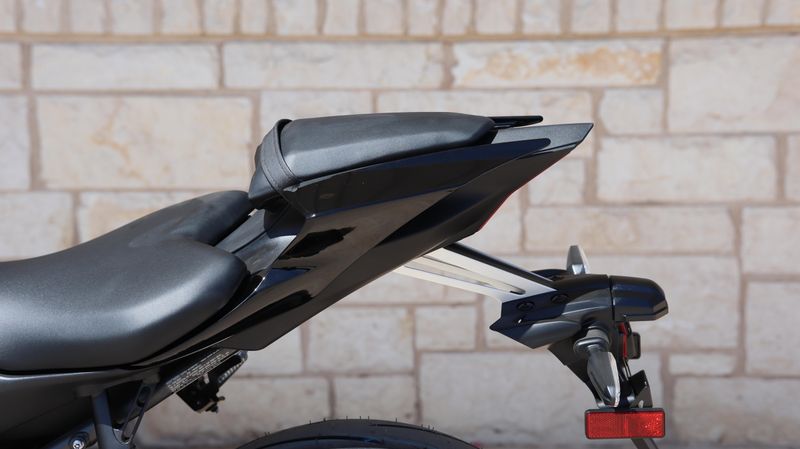 2025 Yamaha YZFR7 MATTE RAVEN BLACK Image 17
