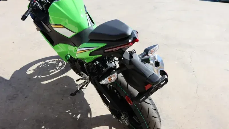 2025 Kawasaki NINJA 500 KRT EDITION LIME GREEN AND EBONY AND PEARL BLIZZARD WHITEImage 3